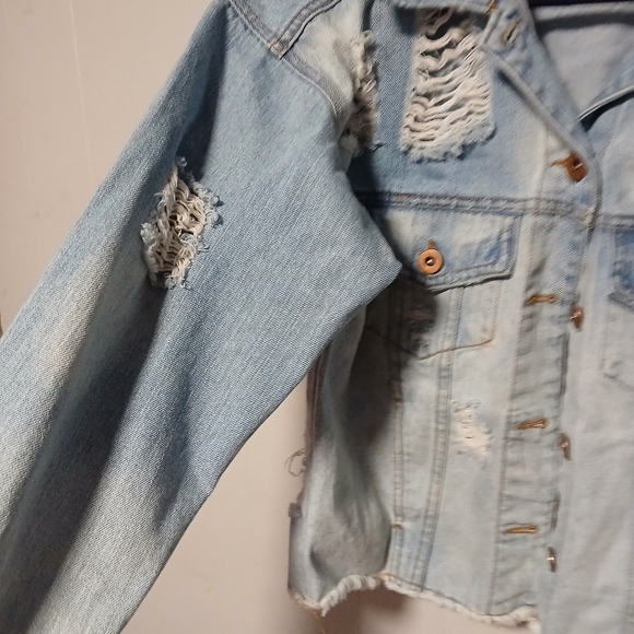 Wild fable ladies jean jacket.  Ripped. Size XS. - Picture 7 of 9